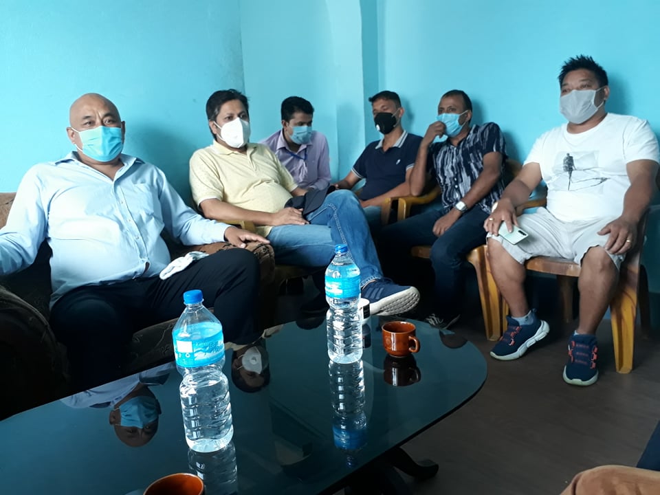 मदिरा व्यवसाय निर्वाद रुपमा संचालन गर्न पाउनुपर्ने व्यवसायीहरुको माग